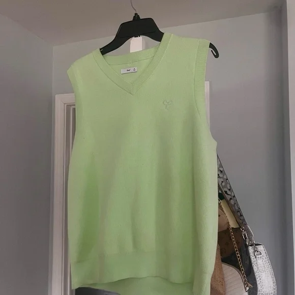 Light Green Sleeveless Sweater - Picture 2 of 3